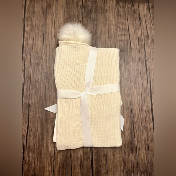 Nordstrom Studded Pom Pom Beanie and Knit Scarf Set NWT Nordstrom Studded Pom Pom Beanie and Knit Scarf Set NWT main image 3
